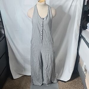 Nytt Gray Flowy Jumpsuit with V-Neck and Wide Legs